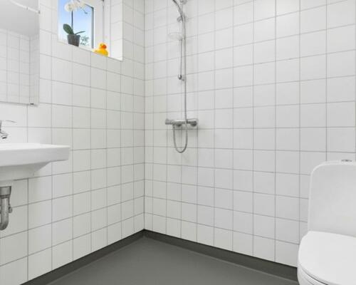 Lys 2-værelses med grøn udsigt og separat køkken – 43 m2