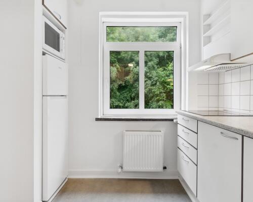Lys 2-værelses med grøn udsigt og separat køkken – 43 m2