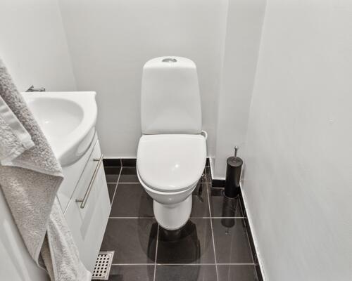 Skønt rækkehus/lejlighed i 3 plan med 4 soveværelser og privat forhave