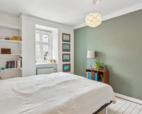 Skønt rækkehus/lejlighed i 3 plan med 4 soveværelser og privat forhave