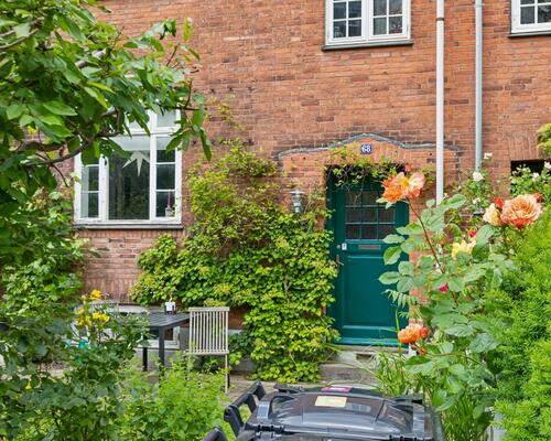 Skønt rækkehus/lejlighed i 3 plan med 4 soveværelser og privat forhave