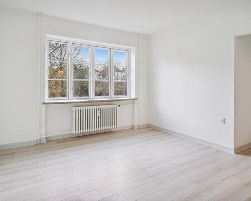 Høj stuelejlighed i moderne stil