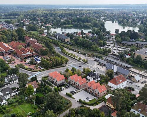 På en af Birkerøds mest attraktive adresser udlejes dette moderne rækkehus på Rolighedsvej 3B