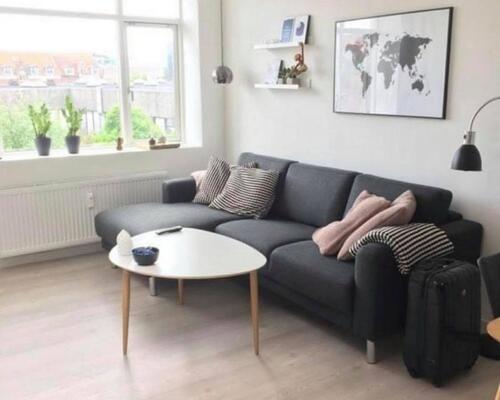 Med stor tag terrasse- Skøn lys lejlighed midt i centrum. Med parkering