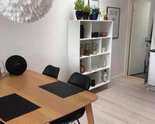 Med stor tag terrasse- Skøn lys lejlighed midt i centrum. Med parkering