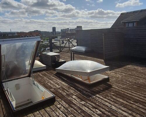 Med stor tag terrasse- Skøn lys lejlighed midt i centrum. Med parkering