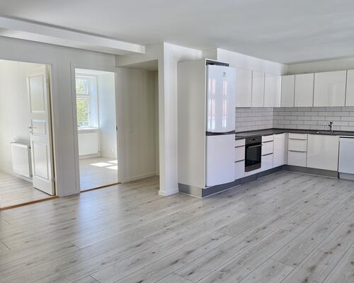 Flot lys lejlighed med stor altan.