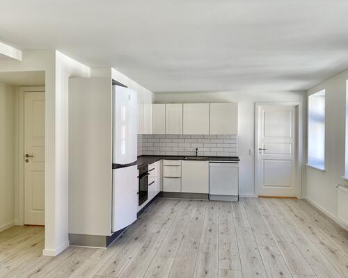 Flot lys lejlighed med stor altan.