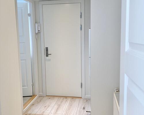 Flot lys lejlighed med stor altan.