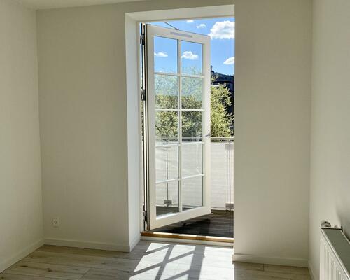 Flot lys lejlighed med stor altan.