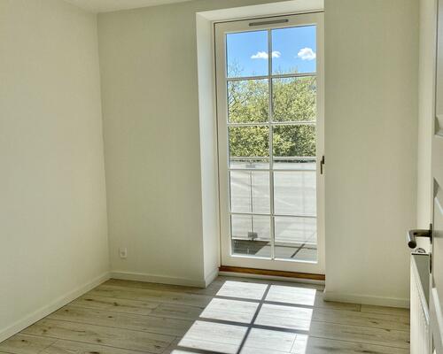 Flot lys lejlighed med stor altan.