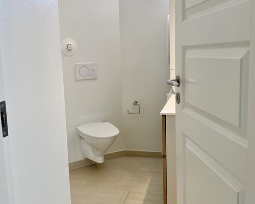 Flot lys lejlighed med stor altan.