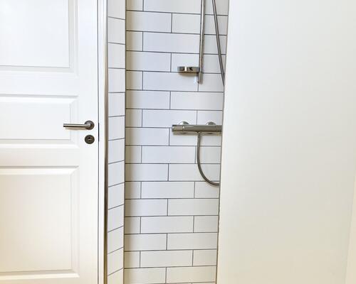 Flot lys lejlighed med stor altan.