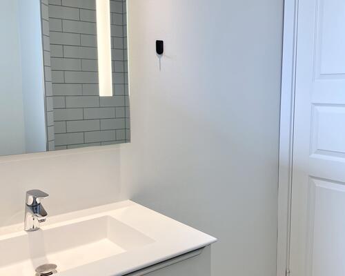 Flot lys lejlighed med stor altan.