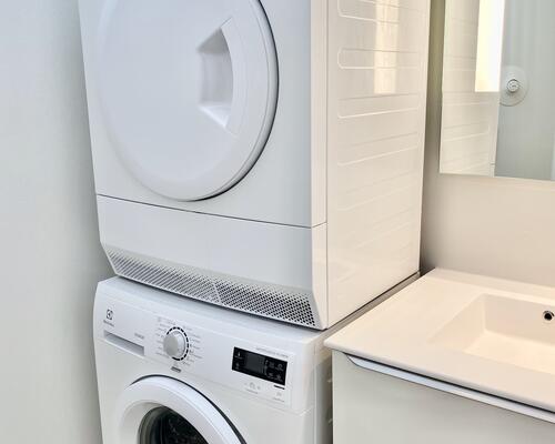 Flot lys lejlighed med stor altan.