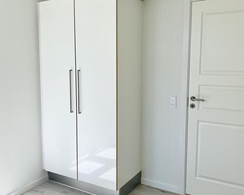 Flot lys lejlighed med stor altan.