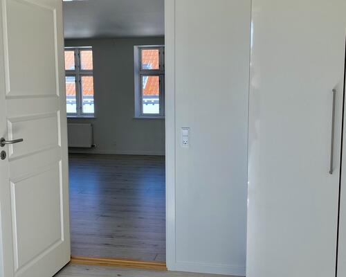 Flot lys lejlighed med stor altan.