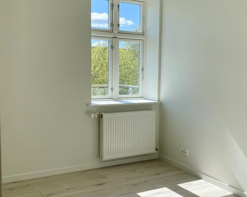 Flot lys lejlighed med stor altan.