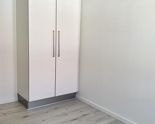 Flot lys lejlighed med stor altan.