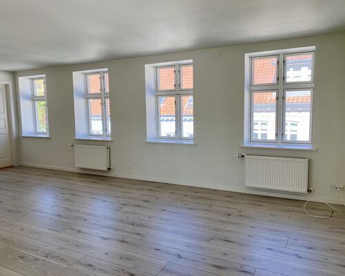 Flot lys lejlighed med stor altan.