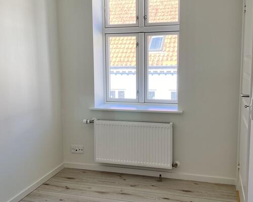 Flot lys lejlighed med stor altan.