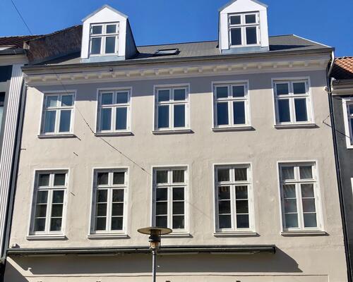 Flot lys lejlighed med stor altan.