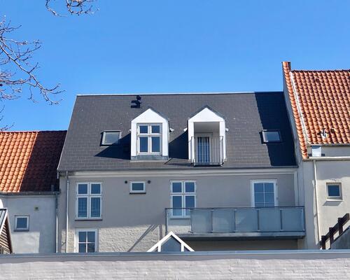 Flot lys lejlighed med stor altan.