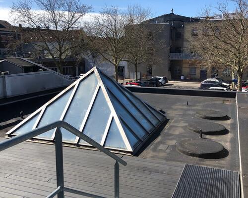 Flot lys lejlighed med stor altan.