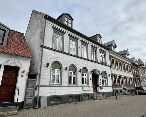 KUN 2 MÅNEDERS DEPOSITUM! Velindrettet og NYISTANDSAT 2-værelses, tæt på centrum