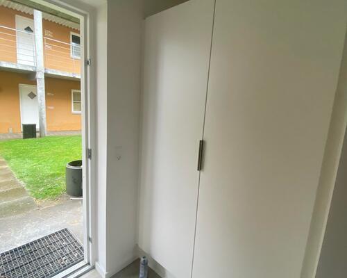 1 vær. centralt i byen