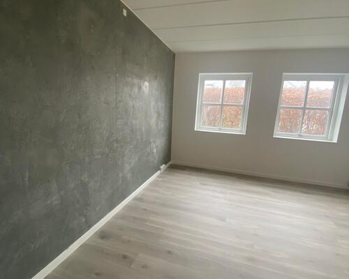 1 vær. centralt i byen