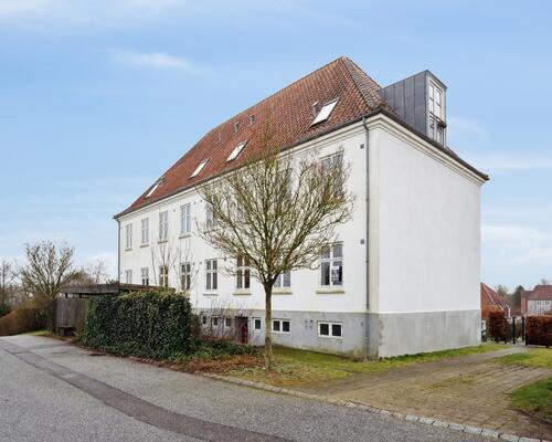 Nyistandsat lejlighed øverst i ejendommen.