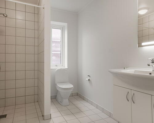 Lækkert rækkehus m. terrasse, balkon, 3 sovevær., 2 stuer, 2 badevær. & bryggers!