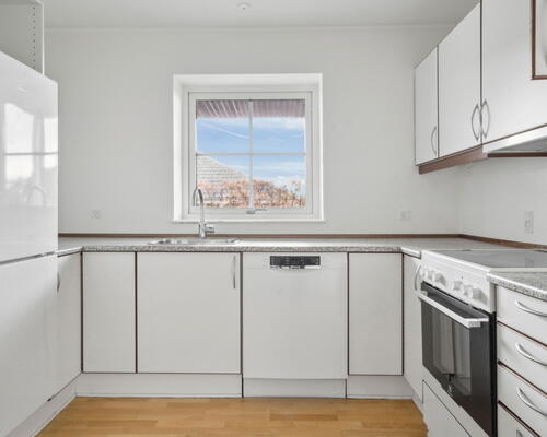 Lækkert rækkehus m. terrasse, balkon, 3 sovevær., 2 stuer, 2 badevær. & bryggers!