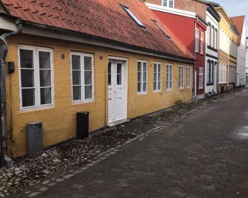 Charmerende 4. værelses lejlighed med synlige bjælker