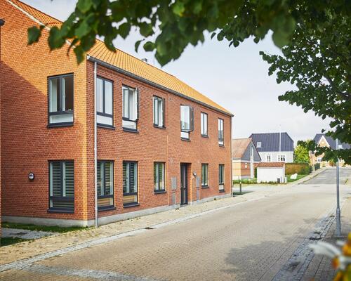 Flyt ind i en lækker, moderne og tidssvarende bolig, der enten er opført eller renoveret i 2019.