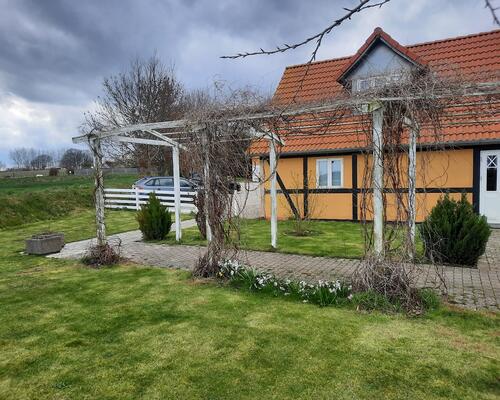 Flot lejlighed beliggende med marker som nabo