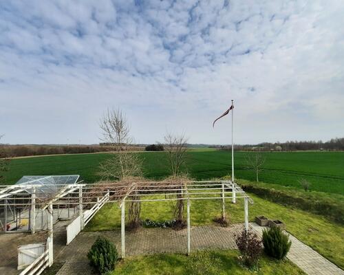 Flot lejlighed beliggende med marker som nabo