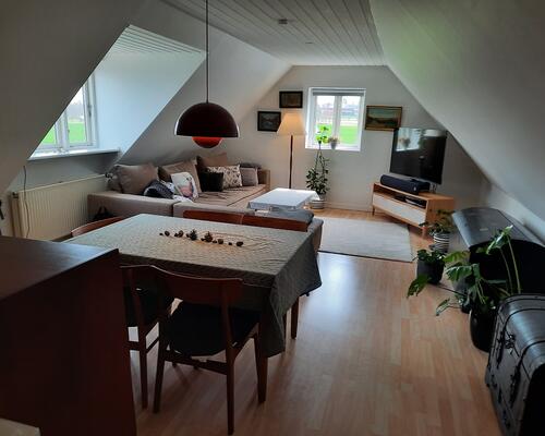 Flot lejlighed beliggende med marker som nabo