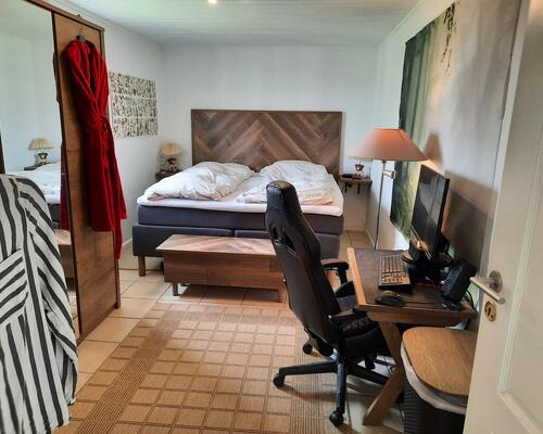 Flot lejlighed beliggende med marker som nabo