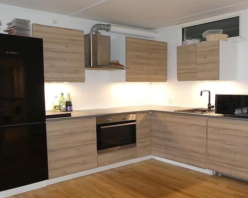 Lejligheden er roligt beliggende i bebyggelse med elevator, grønt gårdmiljø og privat P-plads - gå afstand til gode indkøbsmuligheder, herunder indkøbscenter og S-tog - kun ca. 15 minutters kørsel til København