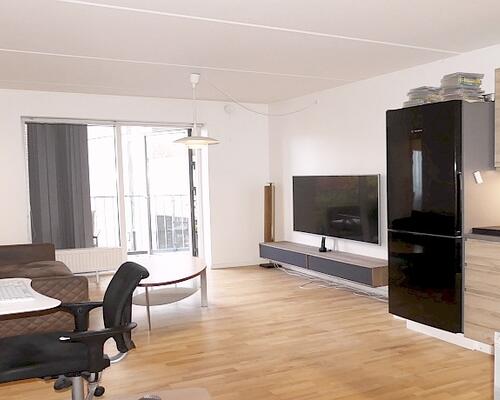 Lejligheden er roligt beliggende i bebyggelse med elevator, grønt gårdmiljø og privat P-plads - gå afstand til gode indkøbsmuligheder, herunder indkøbscenter og S-tog - kun ca. 15 minutters kørsel til København