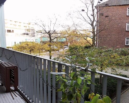 Lejligheden er roligt beliggende i bebyggelse med elevator, grønt gårdmiljø og privat P-plads - gå afstand til gode indkøbsmuligheder, herunder indkøbscenter og S-tog - kun ca. 15 minutters kørsel til København