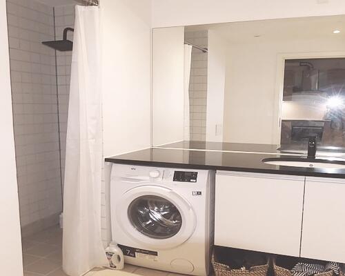 Lejligheden er roligt beliggende i bebyggelse med elevator, grønt gårdmiljø og privat P-plads - gå afstand til gode indkøbsmuligheder, herunder indkøbscenter og S-tog - kun ca. 15 minutters kørsel til København