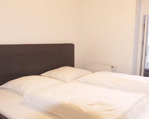 Lejligheden er roligt beliggende i bebyggelse med elevator, grønt gårdmiljø og privat P-plads - gå afstand til gode indkøbsmuligheder, herunder indkøbscenter og S-tog - kun ca. 15 minutters kørsel til København