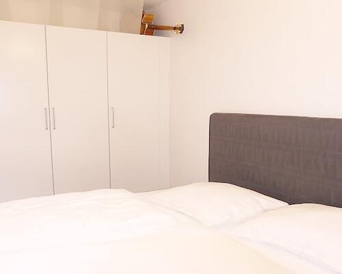 Lejligheden er roligt beliggende i bebyggelse med elevator, grønt gårdmiljø og privat P-plads - gå afstand til gode indkøbsmuligheder, herunder indkøbscenter og S-tog - kun ca. 15 minutters kørsel til København