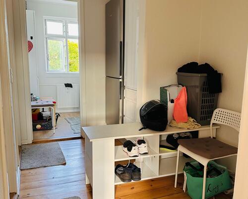2-værelses lejlighed med køkken, badeværelse og en lille have. 