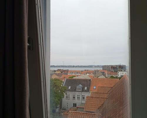 2-værelses lejlighed med køkken, badeværelse og en lille have. 