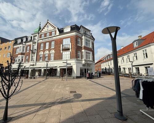 166 m² lækker lejlighed midt i gågagen med elevator og alten