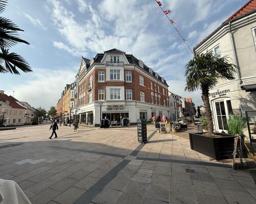 166 m² lækker lejlighed midt i gågagen med elevator og alten